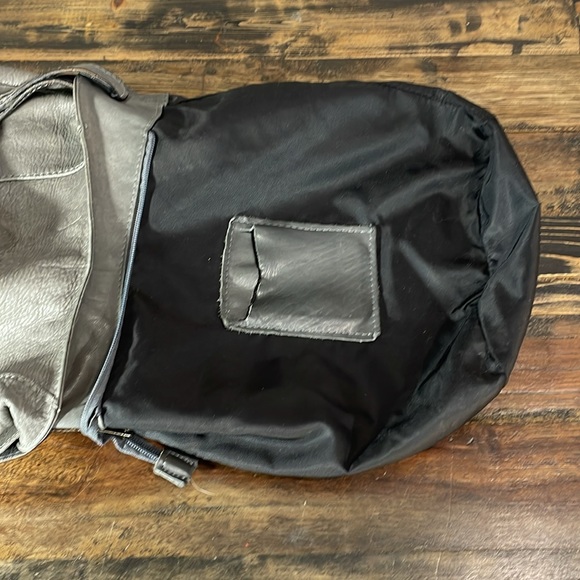 Italian made hobo purse in gorgeous grey leather - it’s so classic! - Picture 15 of 17